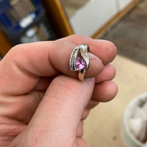 274565 10k white gold with White and pink sapphire - Picture 2 of 4